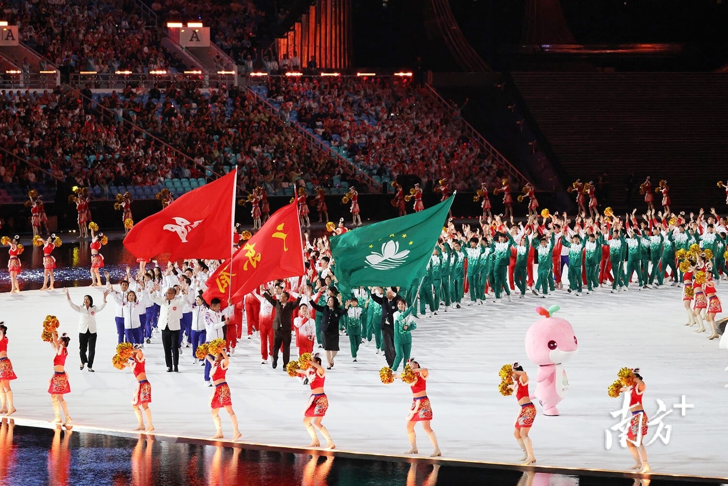 小卡关键抢断竟是犯规！裁判三秒两误判抢戏，快船19分逆转胜局遭质疑